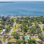 Down By The Bay W Hot Tub, 2 Blocks 2 Beaches, Game Room, Reading Nook, Dog-Friendly, Historic Charm
