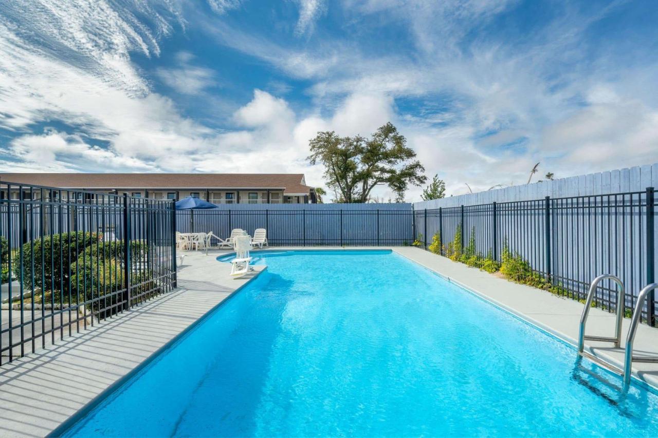 Days By Wyndham Hotel