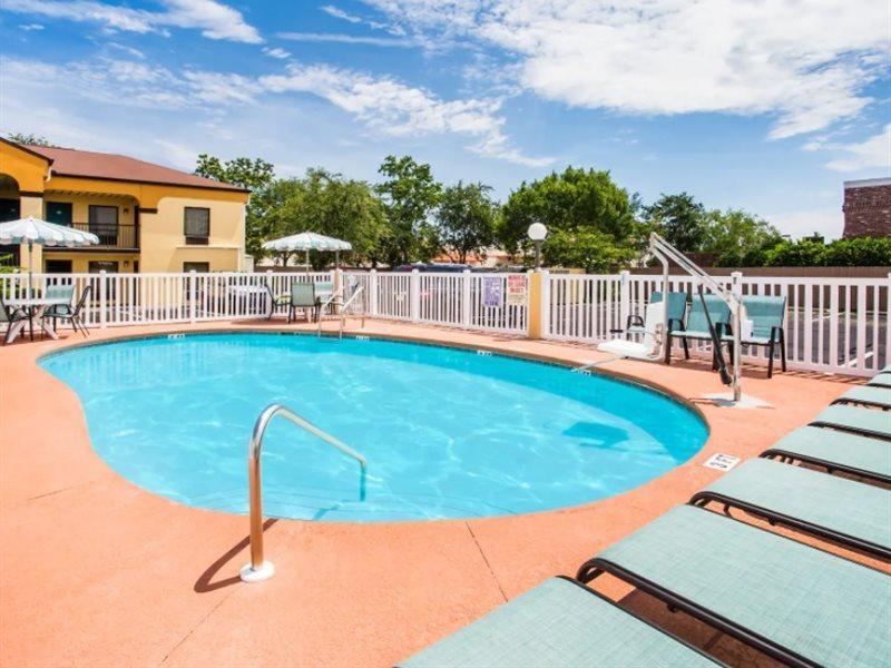Howard Johnson By Wyndham