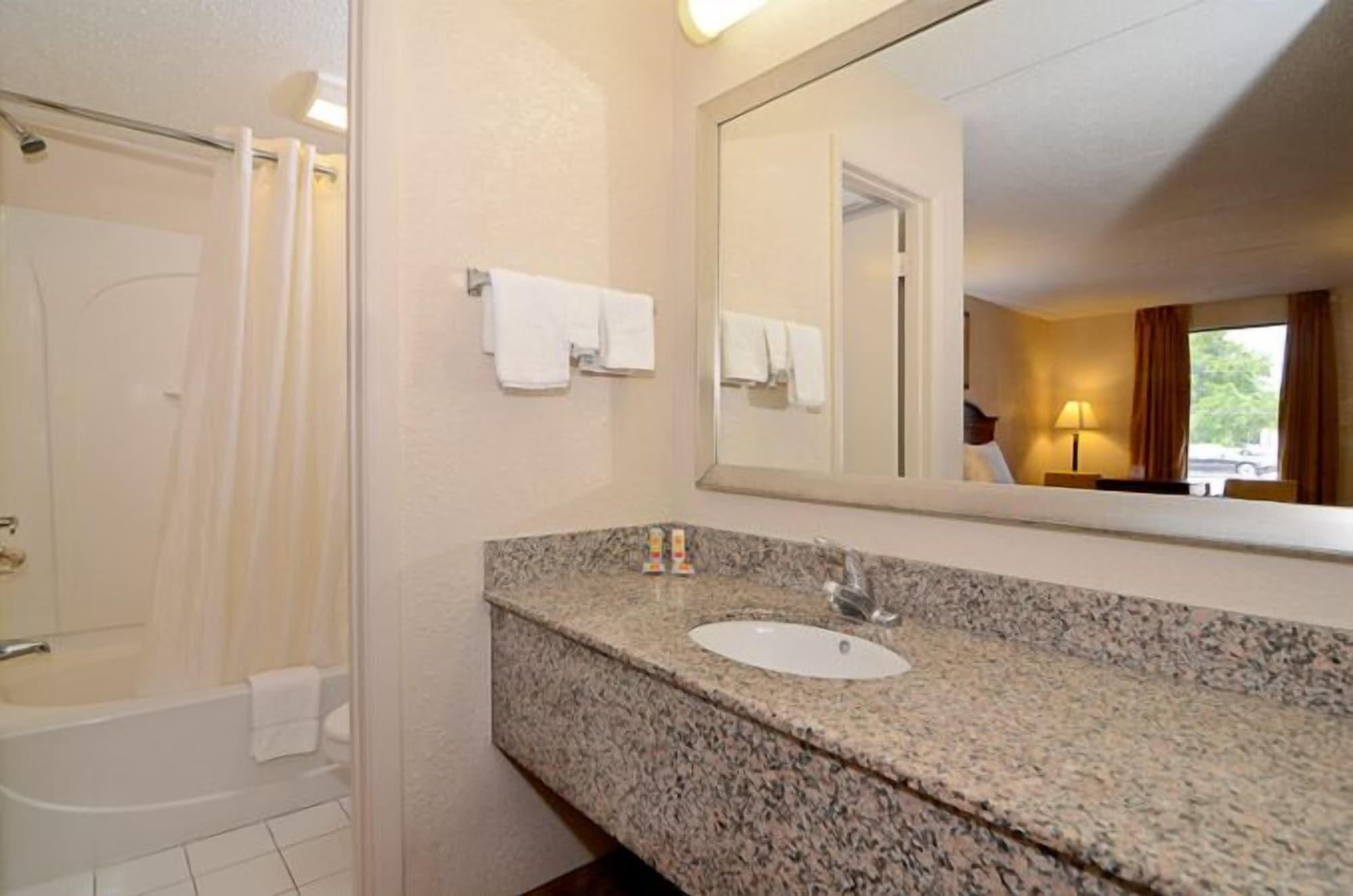 Econo Lodge Panama City