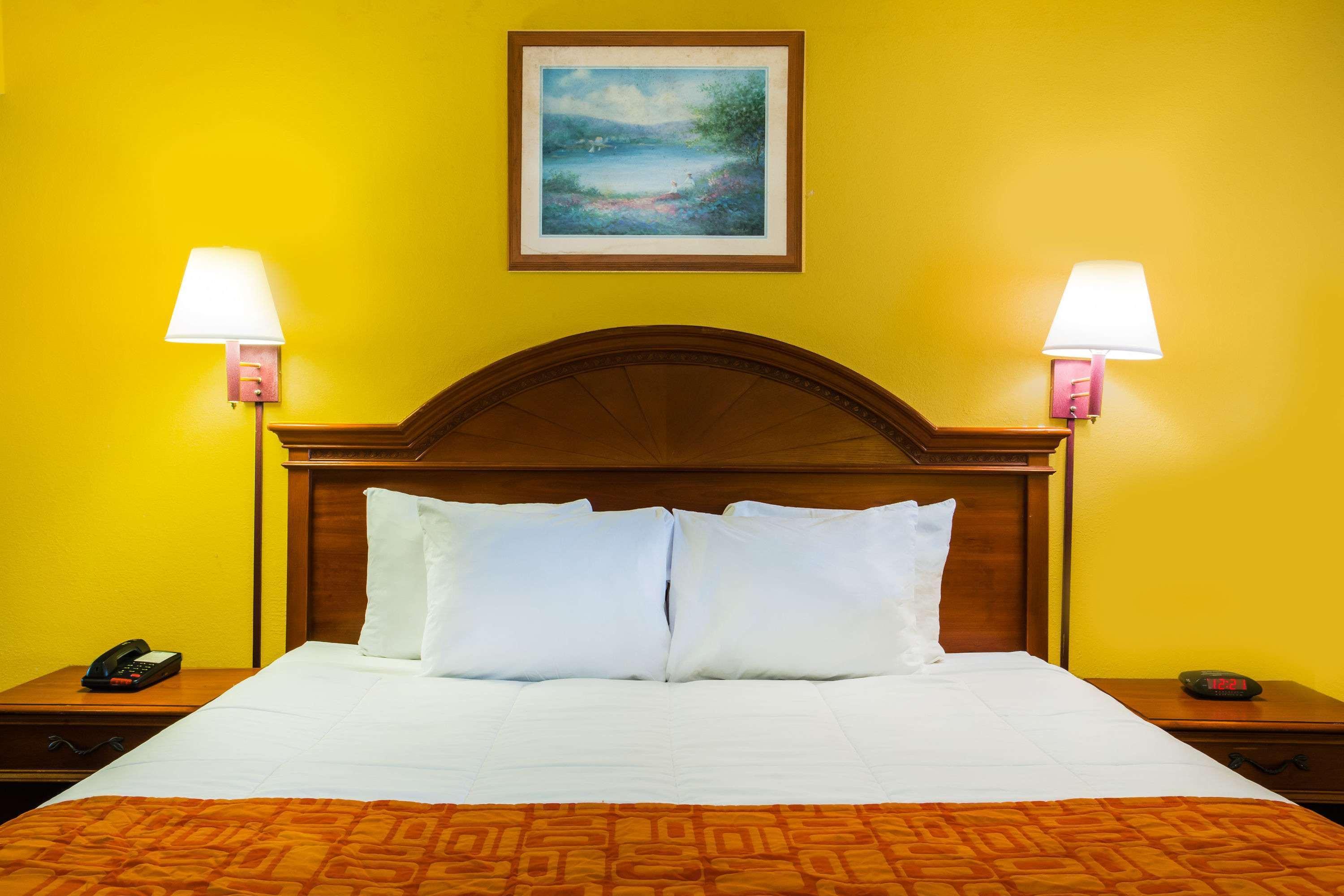 Howard Johnson By Wyndham
