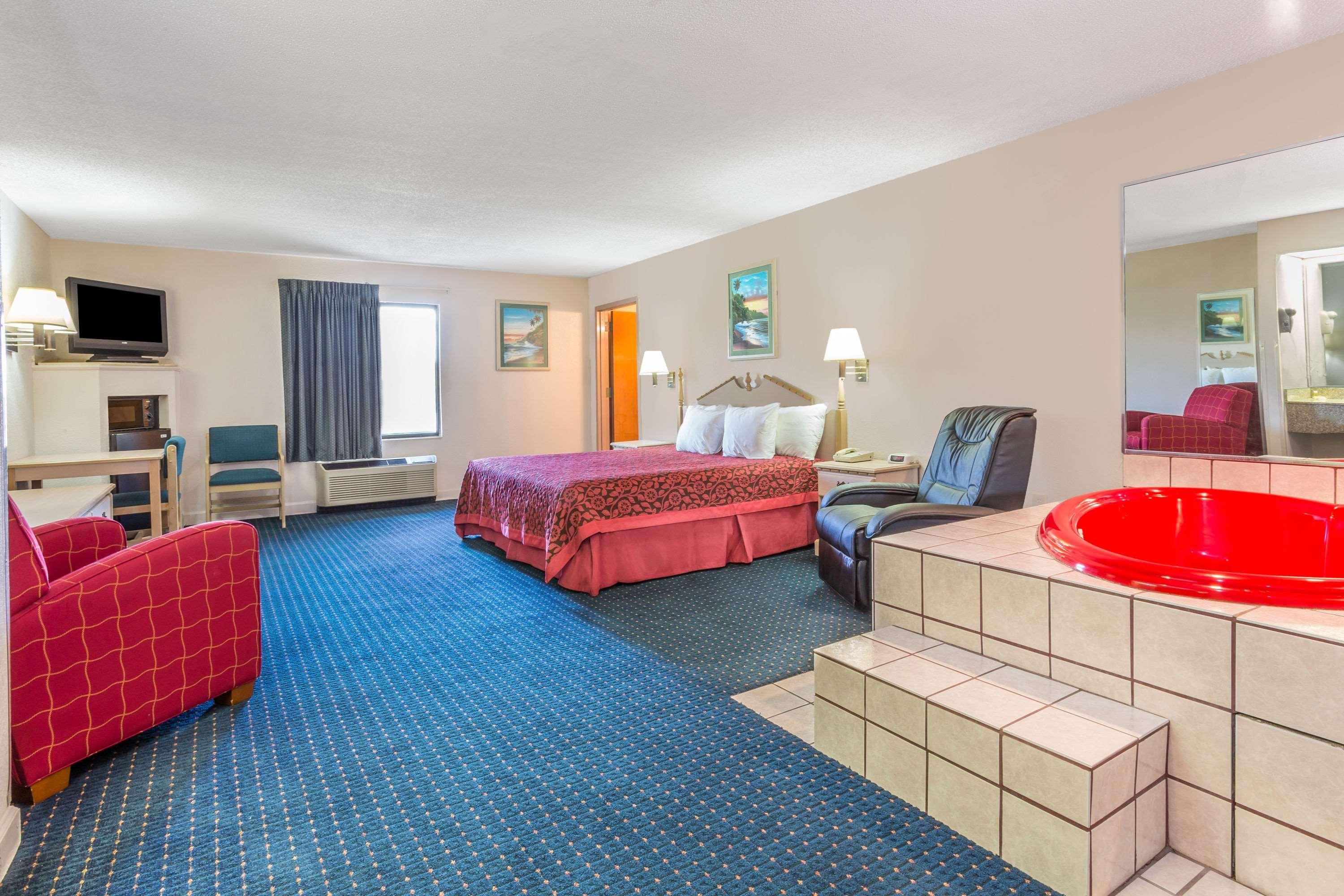 Days By Wyndham City/callaway Motel