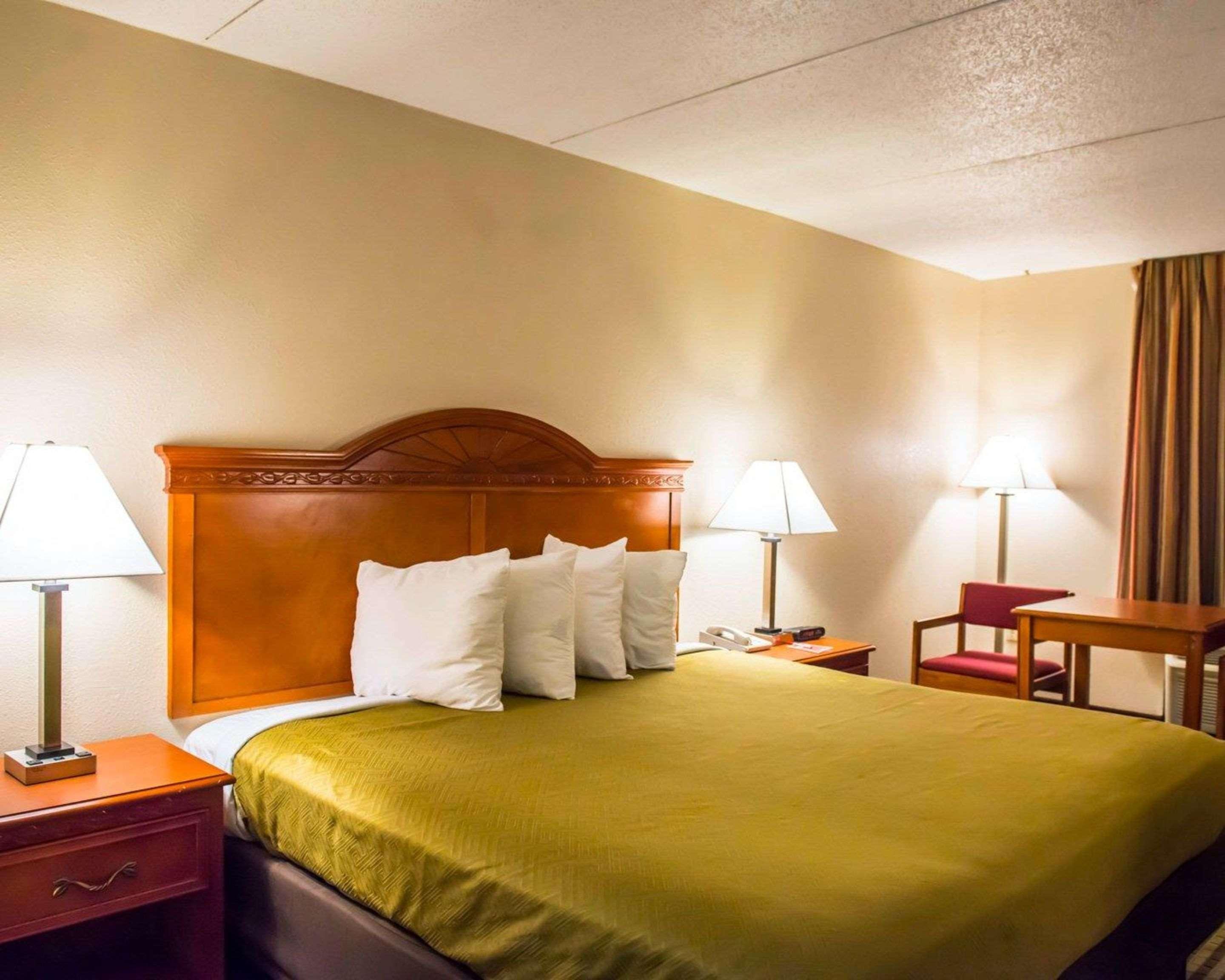 Econo Lodge *