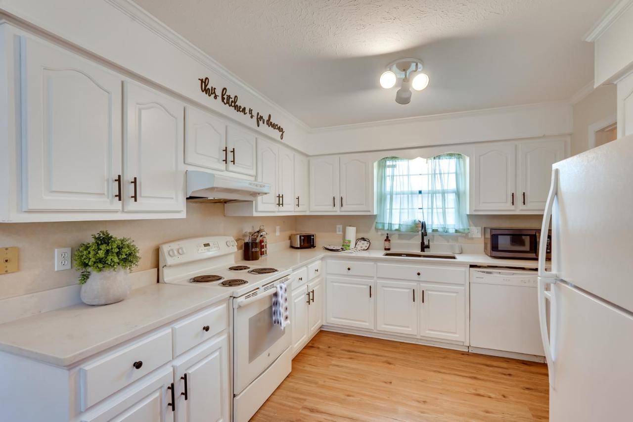Bright Lynn Haven With Screened Porch And Yard! *