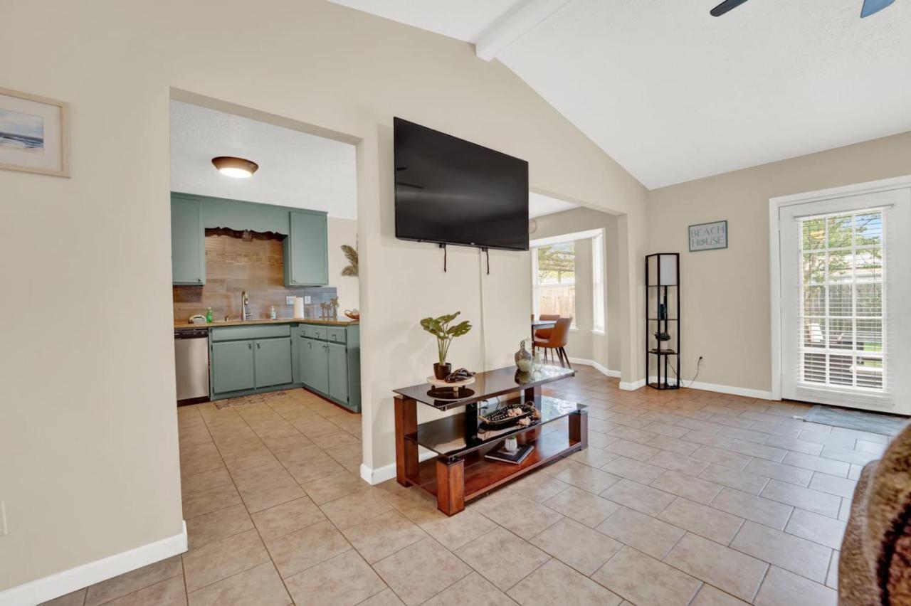 Two Spaces In One Main House And 25 Min To Pcb *