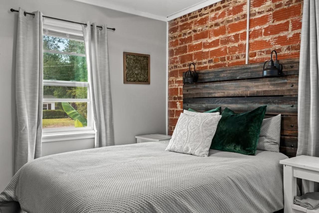 Down By The Bay W Hot Tub, 2 Blocks 2 Beaches, Game Room, Reading Nook, Dog-friendly, Historic Charm Holiday home *