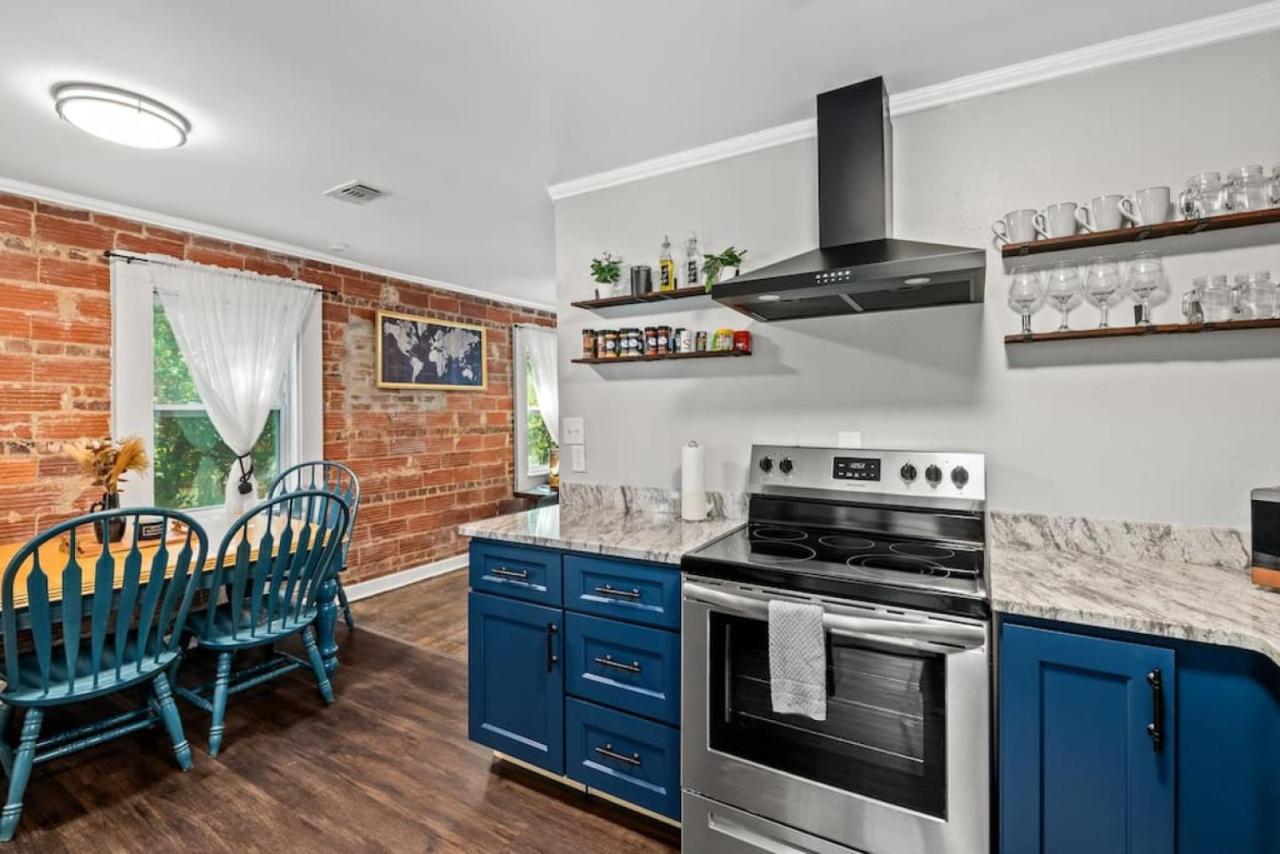 Holiday home Down By The Bay W Hot Tub, 2 Blocks 2 Beaches, Game Room, Reading Nook, Dog-friendly, Historic Charm Panama City