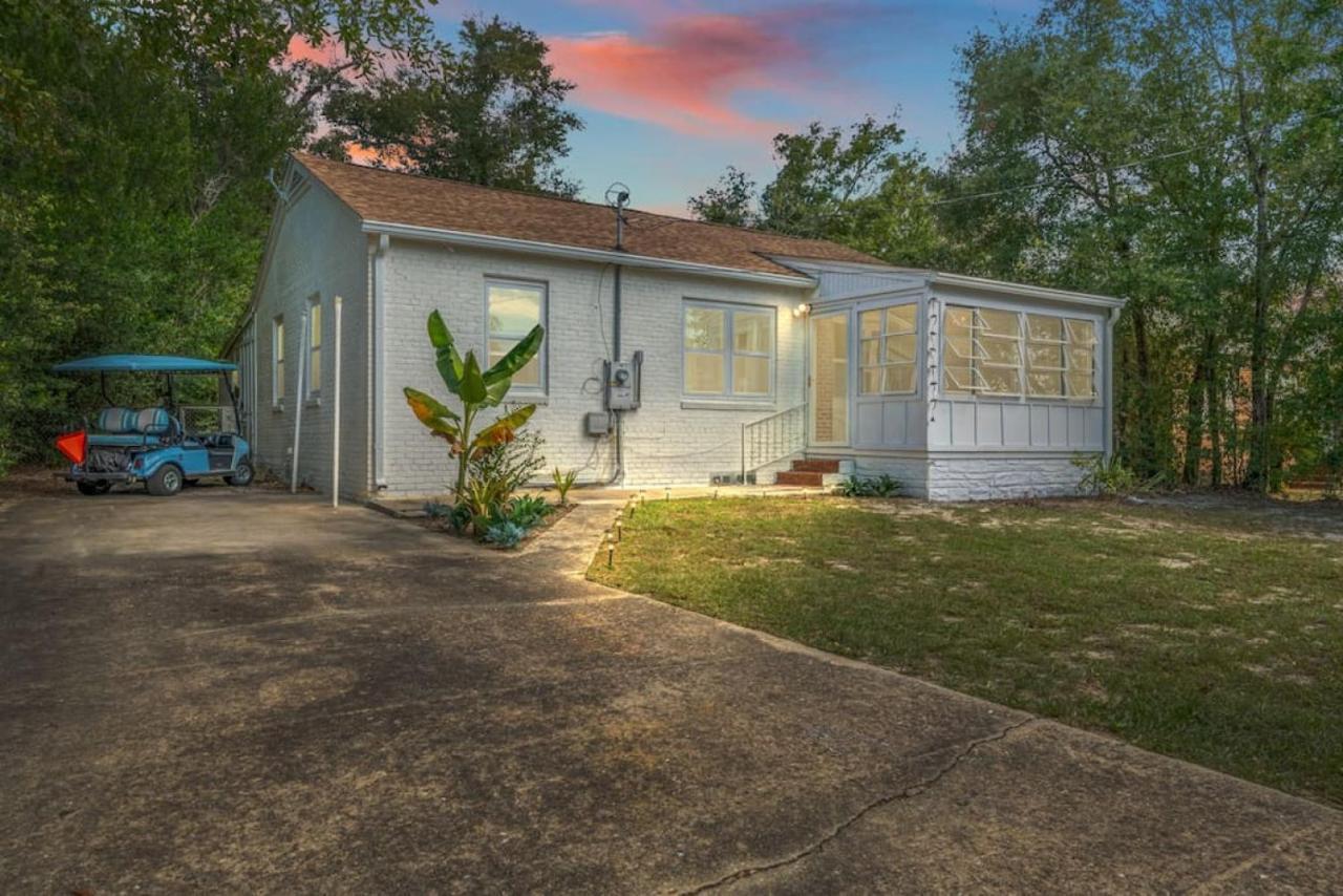 Down By The Bay W Hot Tub, 2 Blocks 2 Beaches, Game Room, Reading Nook, Dog-friendly, Historic Charm * Panama City