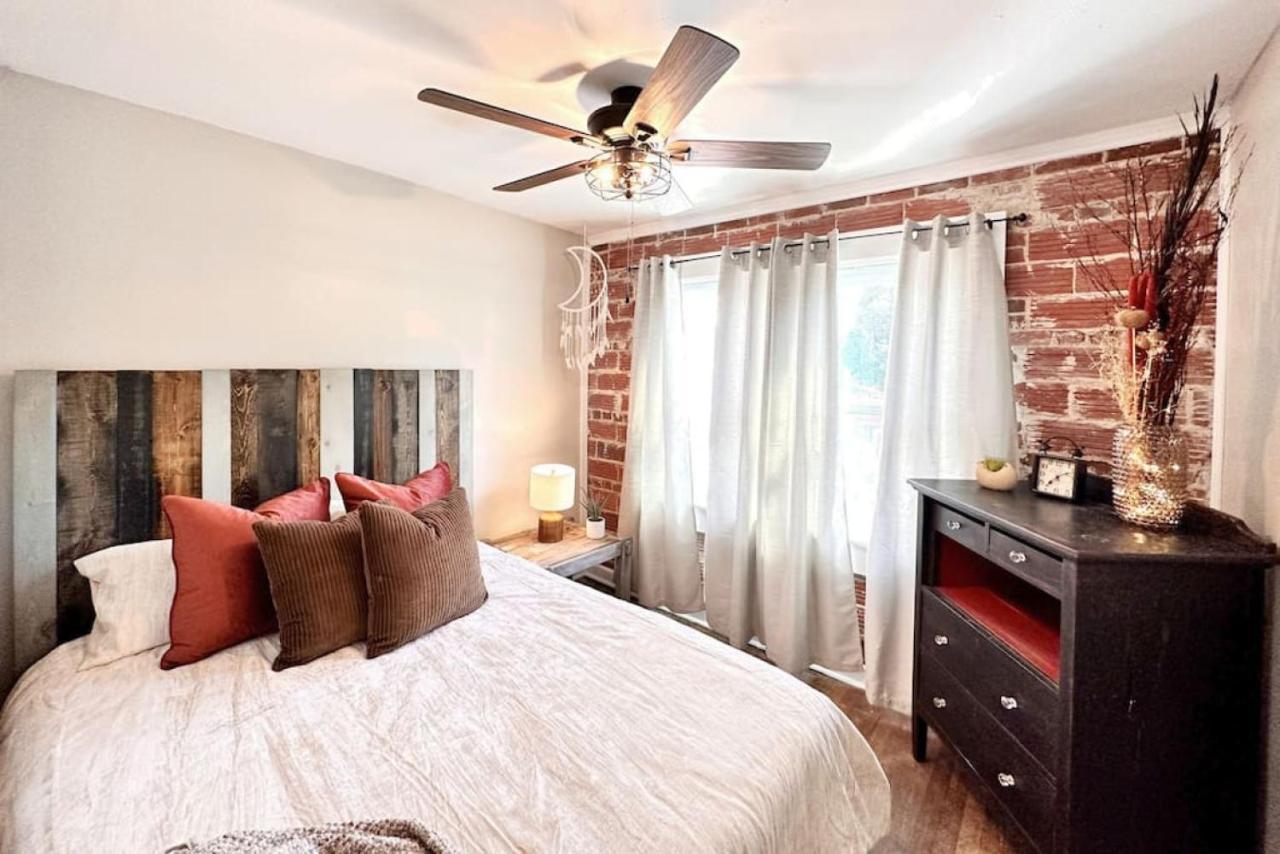 Down By The Bay W Hot Tub, 2 Blocks 2 Beaches, Game Room, Reading Nook, Dog-friendly, Historic Charm Holiday home Panama City
