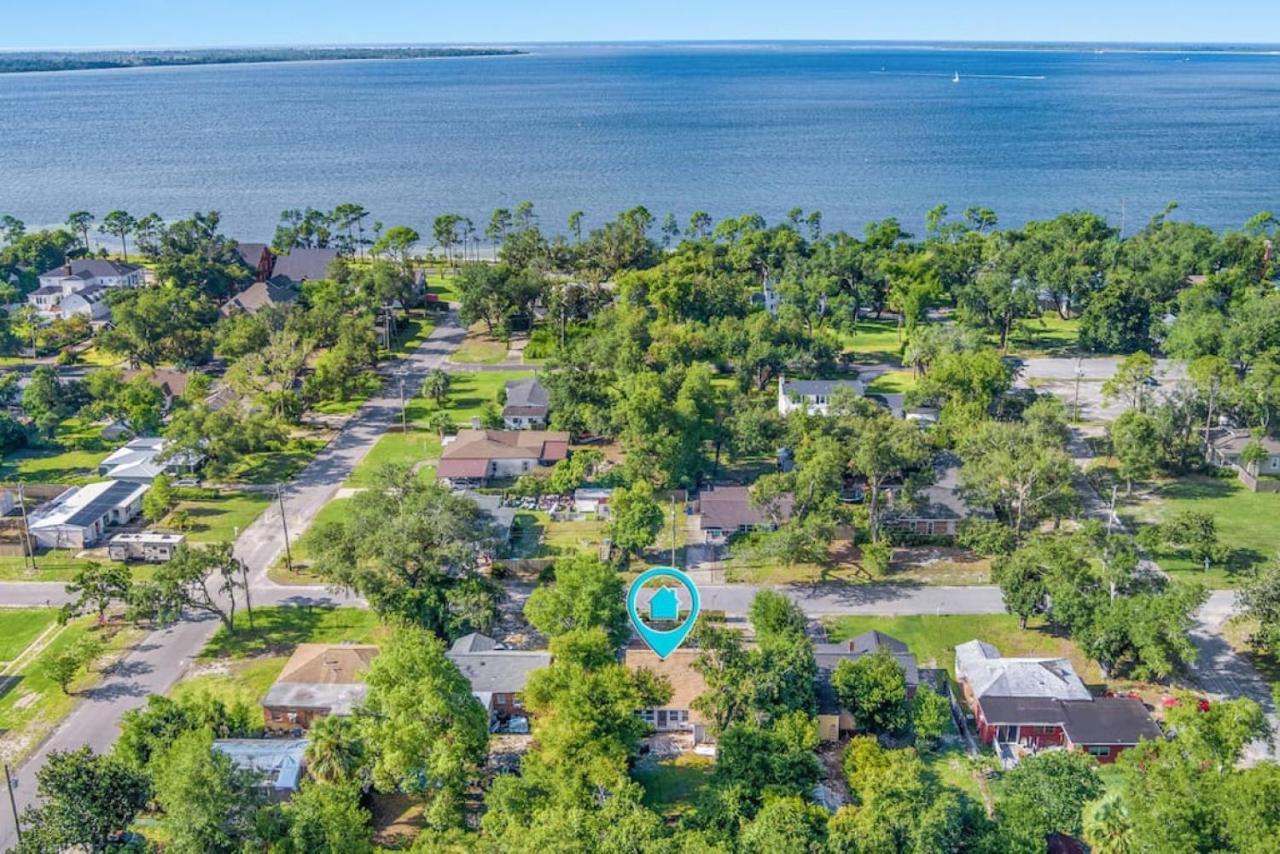 Down By The Bay W Hot Tub, 2 Blocks 2 Beaches, Game Room, Reading Nook, Dog-friendly, Historic Charm * Panama City