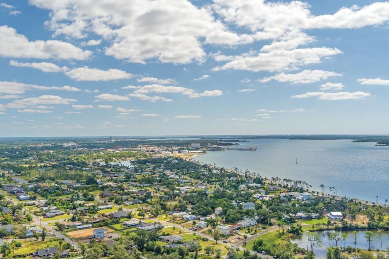 Down By The Bay W Hot Tub, 2 Blocks 2 Beaches, Game Room, Reading Nook, Dog-friendly, Historic Charm Holiday home Panama City