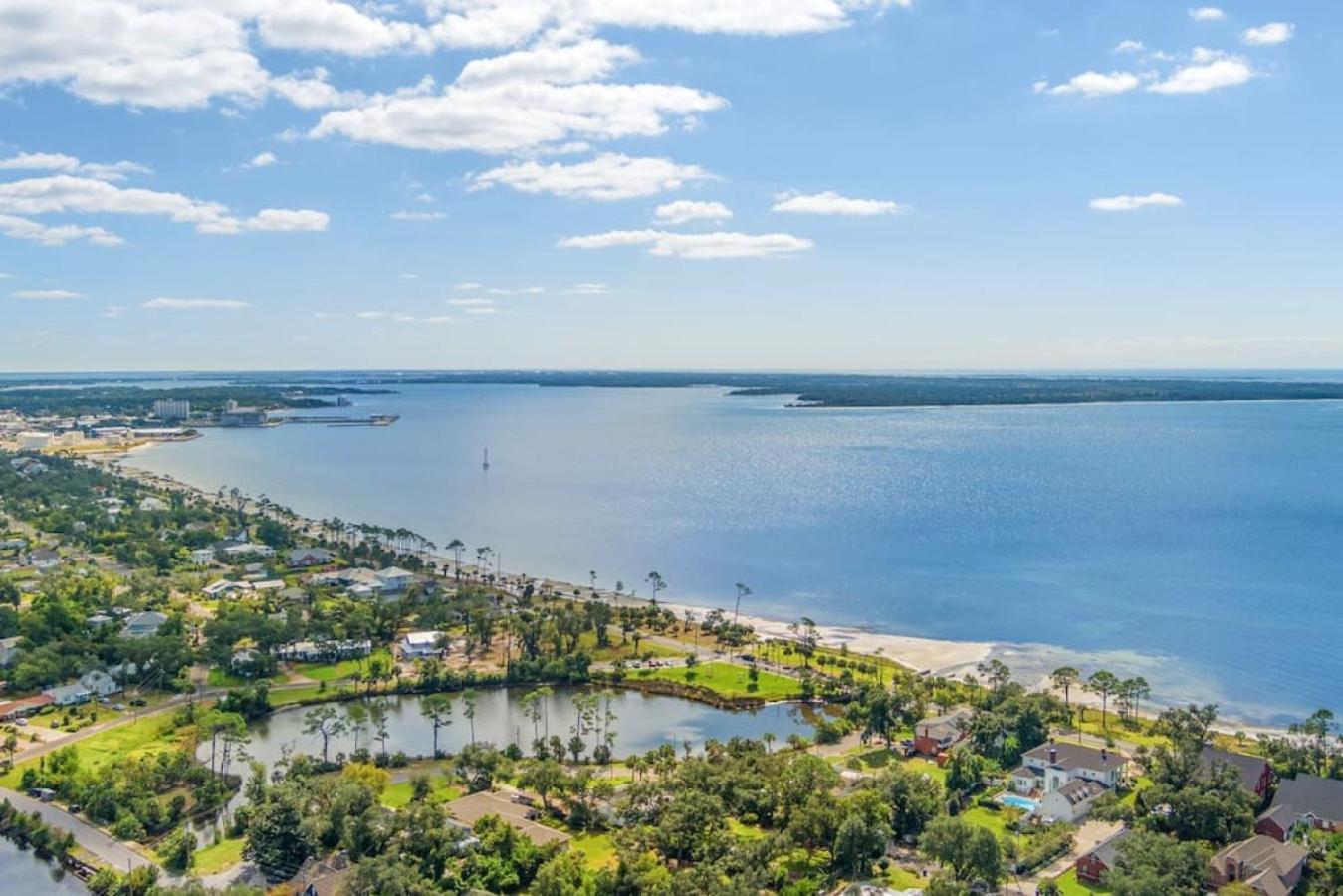 Holiday home Down By The Bay W Hot Tub, 2 Blocks 2 Beaches, Game Room, Reading Nook, Dog-friendly, Historic Charm