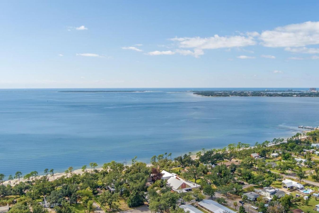 Holiday home Down By The Bay W Hot Tub, 2 Blocks 2 Beaches, Game Room, Reading Nook, Dog-friendly, Historic Charm *