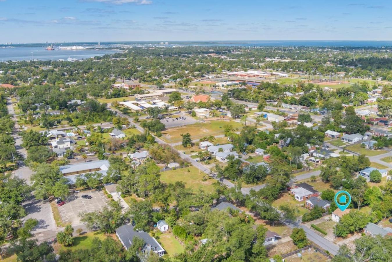 Holiday home Down By The Bay W Hot Tub, 2 Blocks 2 Beaches, Game Room, Reading Nook, Dog-friendly, Historic Charm Panama City
