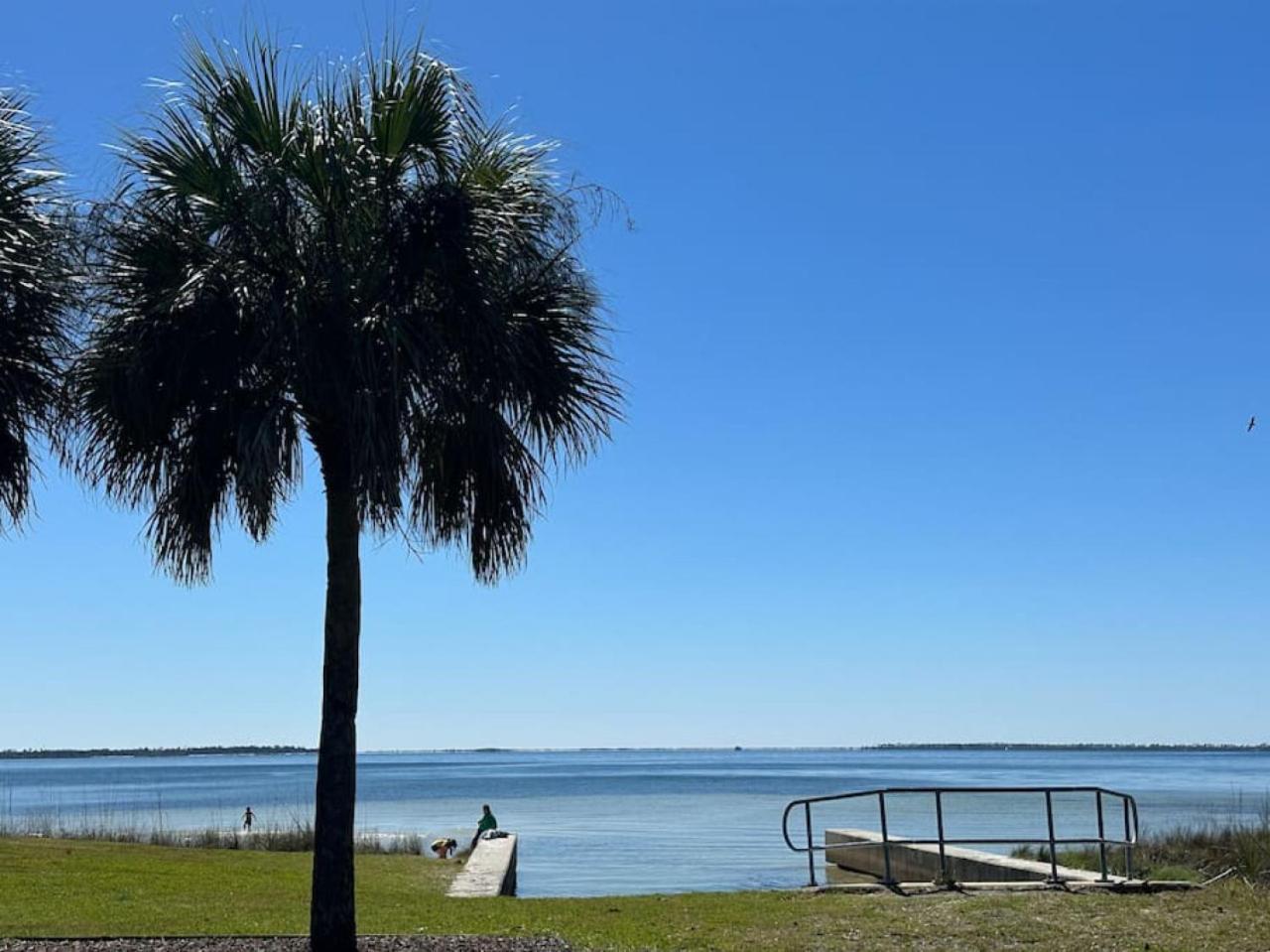 Down By The Bay W Hot Tub, 2 Blocks 2 Beaches, Game Room, Reading Nook, Dog-friendly, Historic Charm Holiday home Panama City