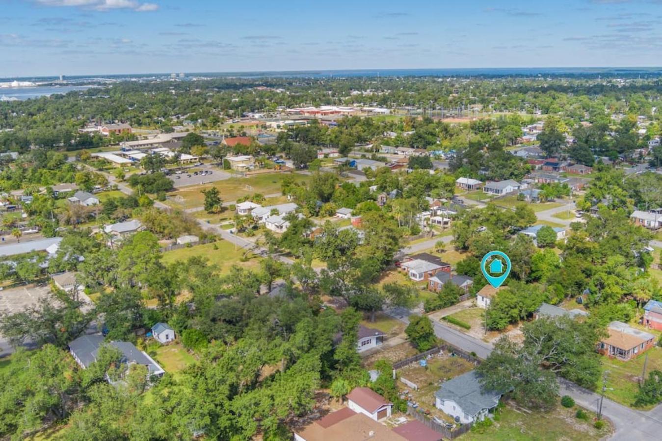 Holiday home Down By The Bay W Hot Tub, 2 Blocks 2 Beaches, Game Room, Reading Nook, Dog-friendly, Historic Charm