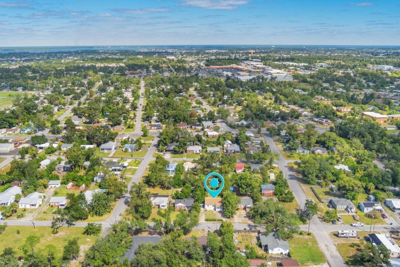 Down By The Bay W Hot Tub, 2 Blocks 2 Beaches, Game Room, Reading Nook, Dog-friendly, Historic Charm Panama City