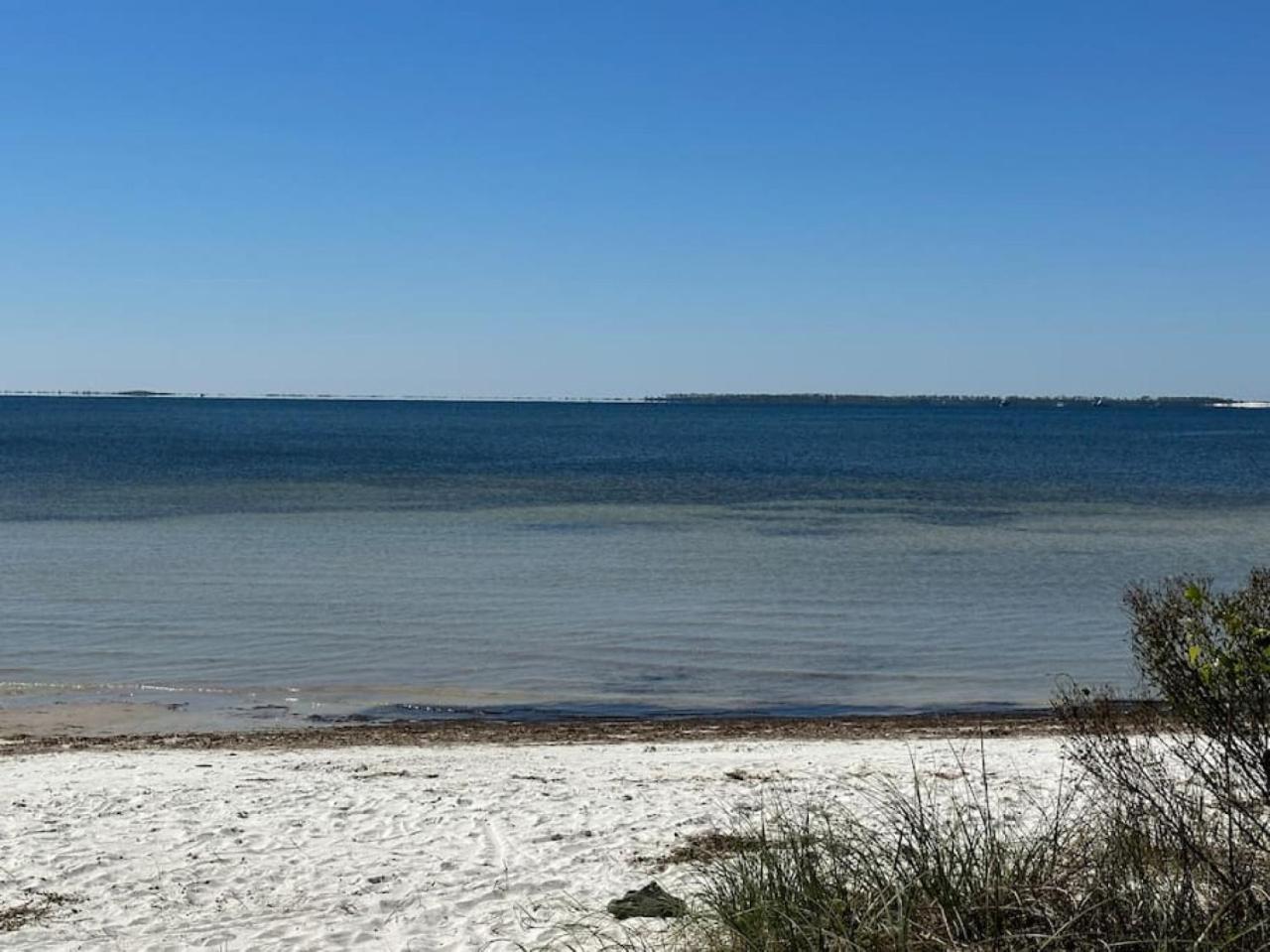Down By The Bay W Hot Tub, 2 Blocks 2 Beaches, Game Room, Reading Nook, Dog-friendly, Historic Charm * Panama City