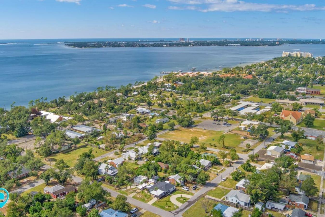 Down By The Bay W Hot Tub, 2 Blocks 2 Beaches, Game Room, Reading Nook, Dog-friendly, Historic Charm *