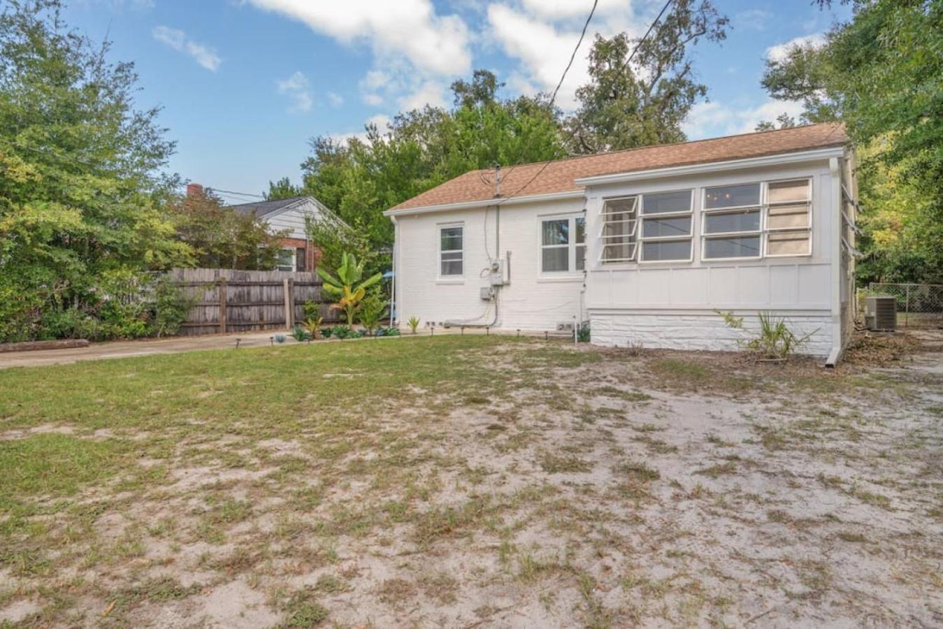 Down By The Bay W Hot Tub, 2 Blocks 2 Beaches, Game Room, Reading Nook, Dog-friendly, Historic Charm Holiday home *