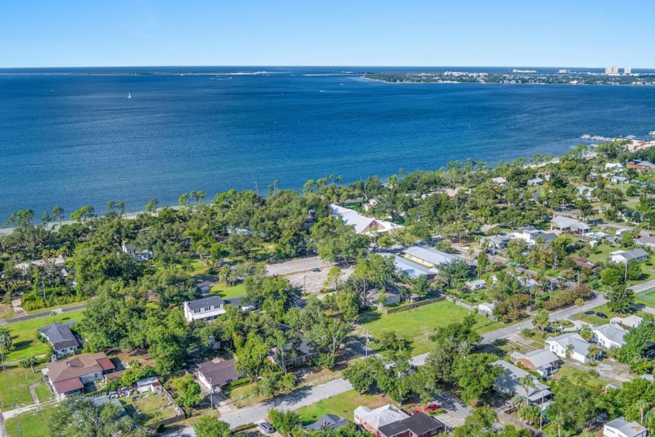 Down By The Bay W Hot Tub, 2 Blocks 2 Beaches, Game Room, Reading Nook, Dog-friendly, Historic Charm Panama City