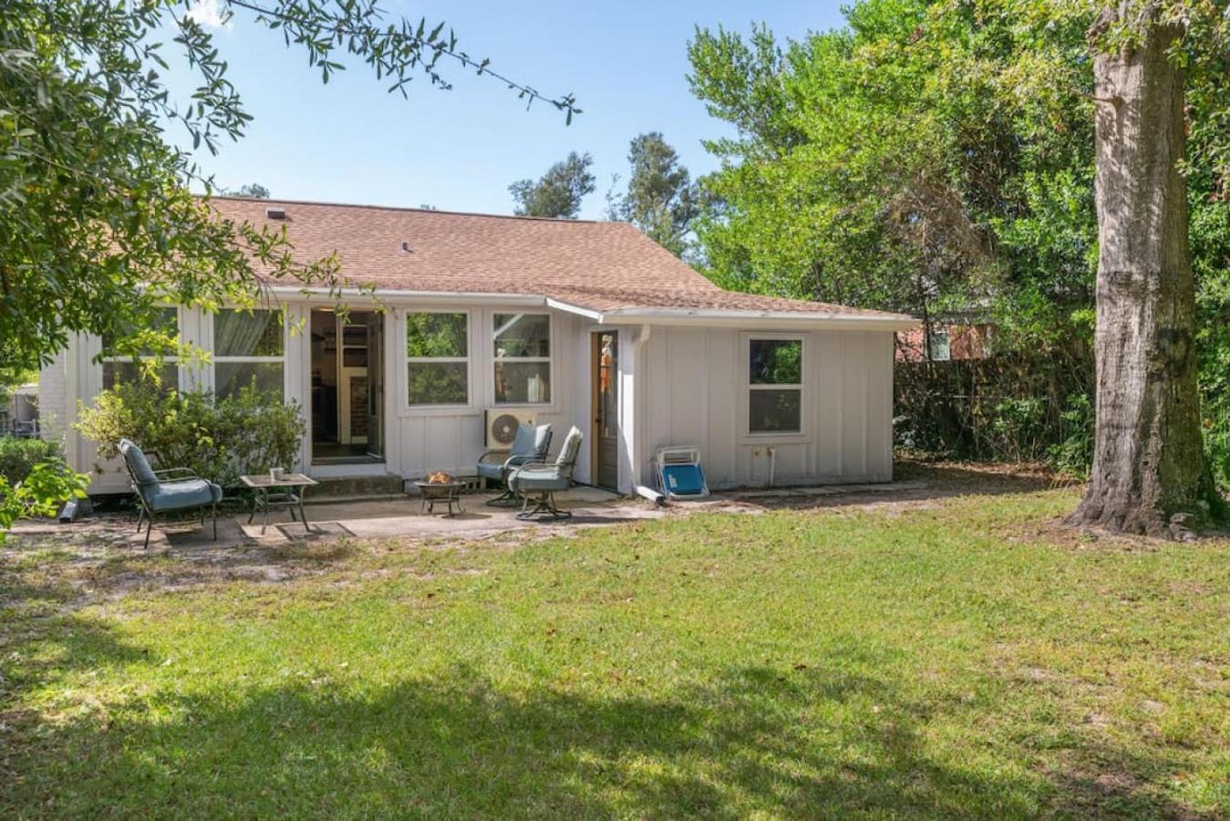 Holiday home Down By The Bay W Hot Tub, 2 Blocks 2 Beaches, Game Room, Reading Nook, Dog-friendly, Historic Charm *