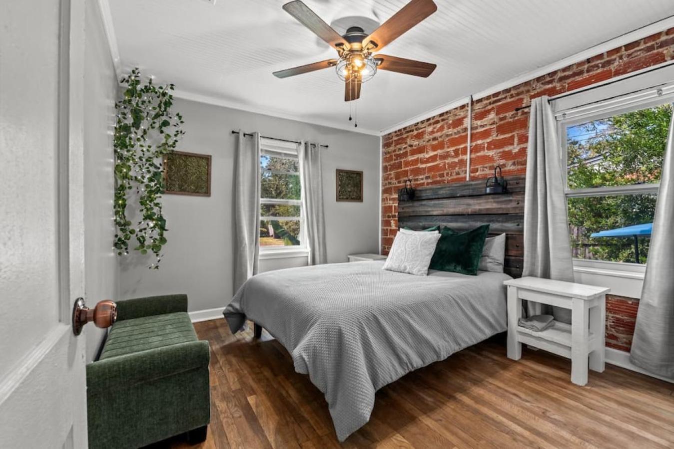 Down By The Bay W Hot Tub, 2 Blocks 2 Beaches, Game Room, Reading Nook, Dog-friendly, Historic Charm *
