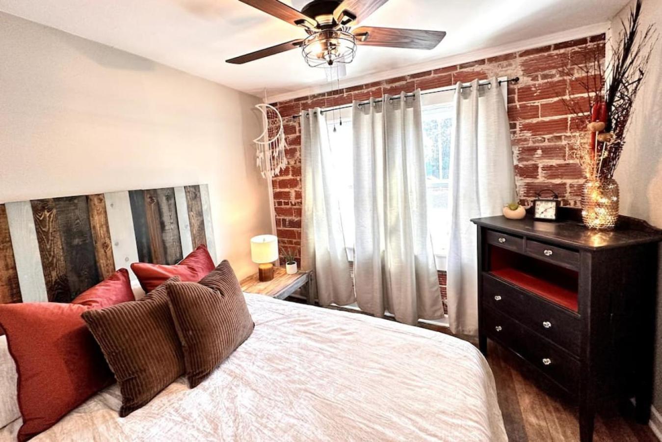 Down By The Bay W Hot Tub, 2 Blocks 2 Beaches, Game Room, Reading Nook, Dog-friendly, Historic Charm *
