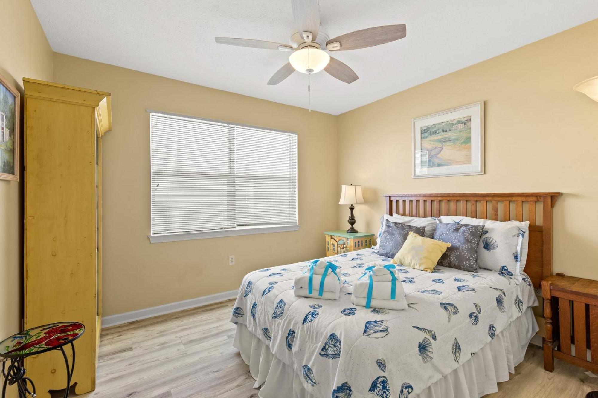 Vacation In Gorgeous 2-story Home! 3 Bedroom 3 Ba! Sleeps 8!
