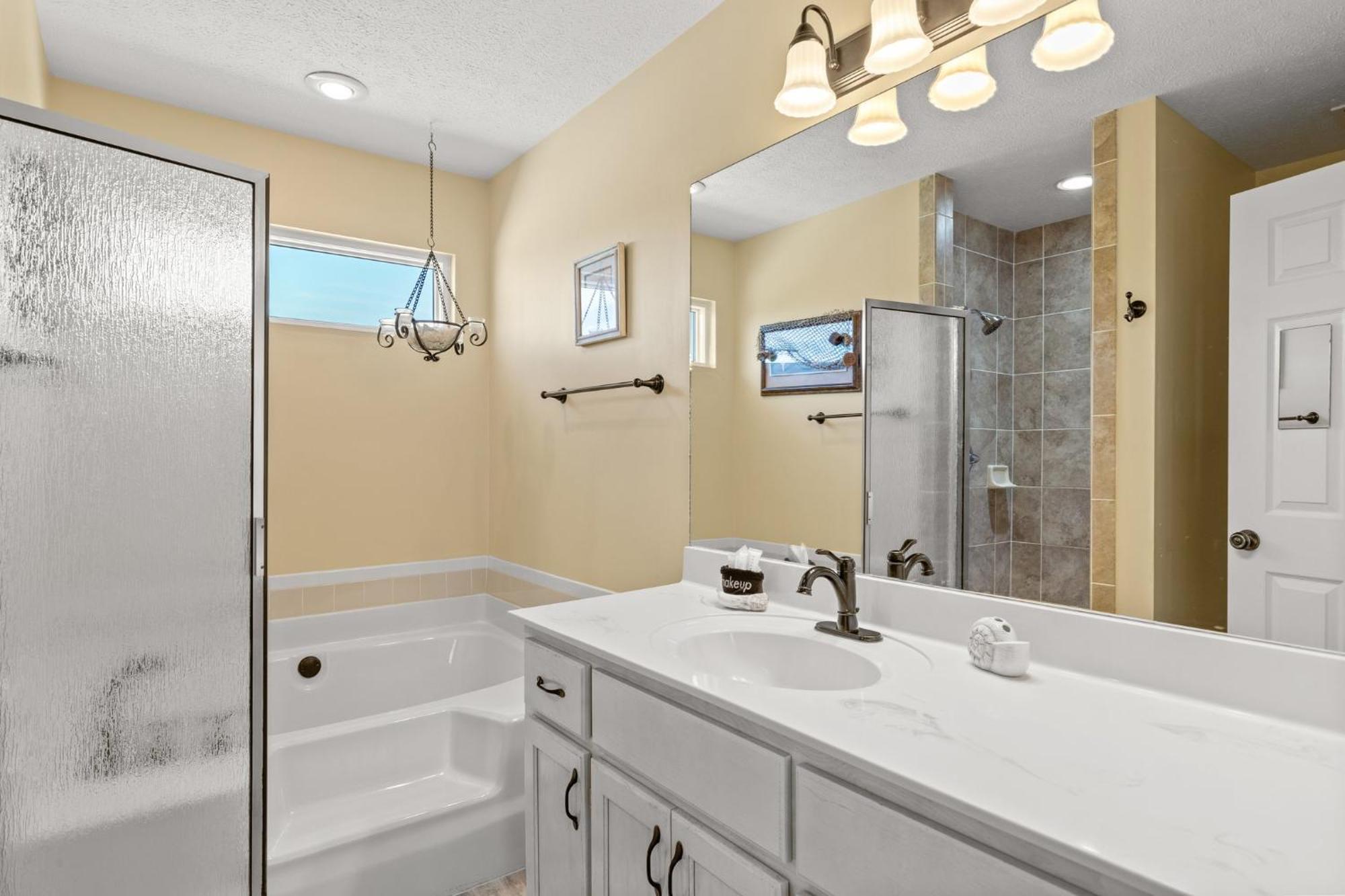 Vacation In Gorgeous 2-story Home! 3 Bedroom 3 Ba! Sleeps 8! Holiday home *