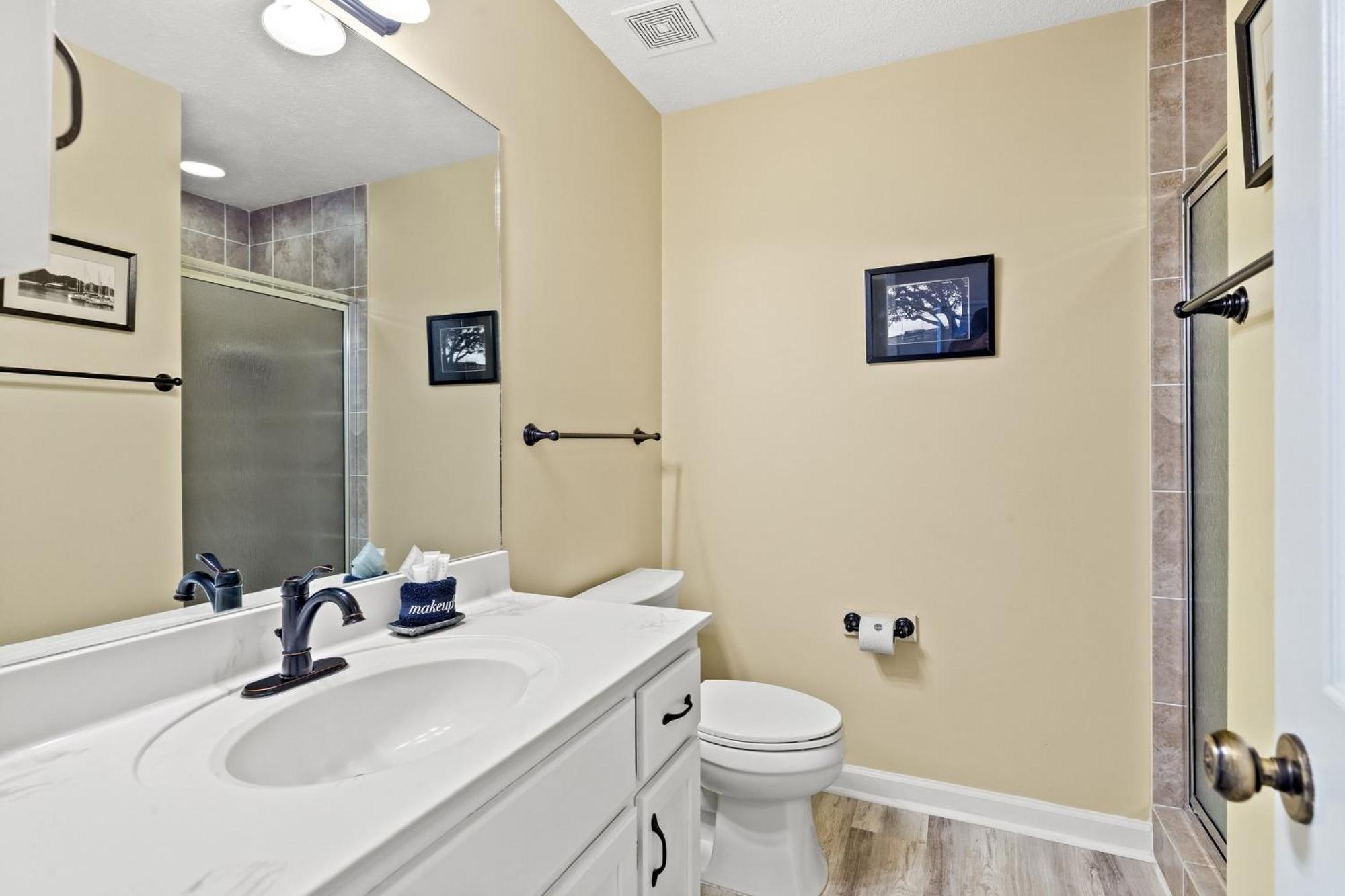 Vacation In Gorgeous 2-story Home! 3 Bedroom 3 Ba! Sleeps 8!