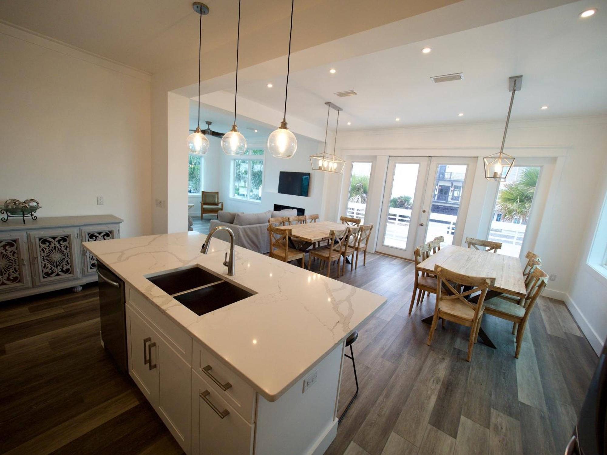 Apartment 3 Bedroom Catalina Townhome With Rooftop Deck Great Oceanviews, Steps To