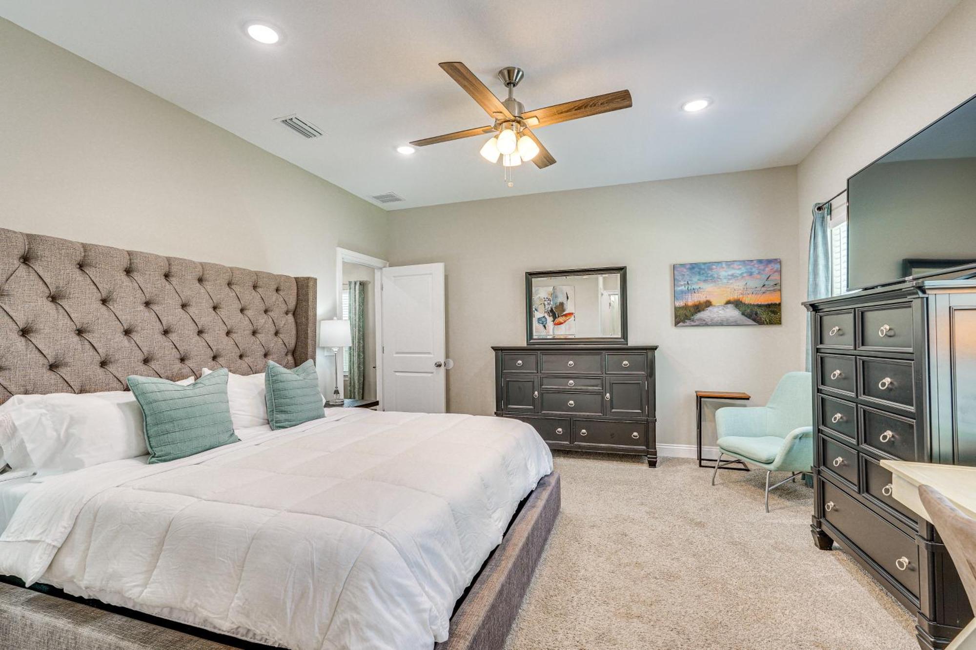 Family-friendly Less Than 1 Mi To Holiday home