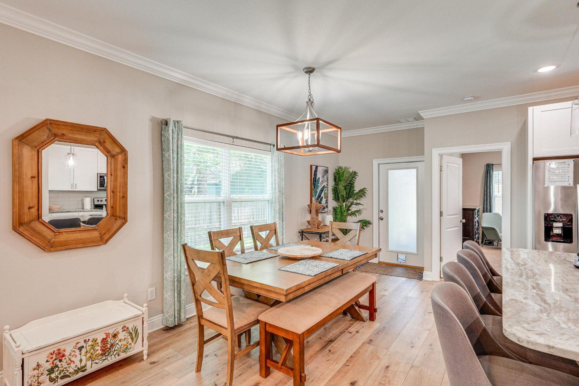 Family-friendly Less Than 1 Mi To Holiday home *