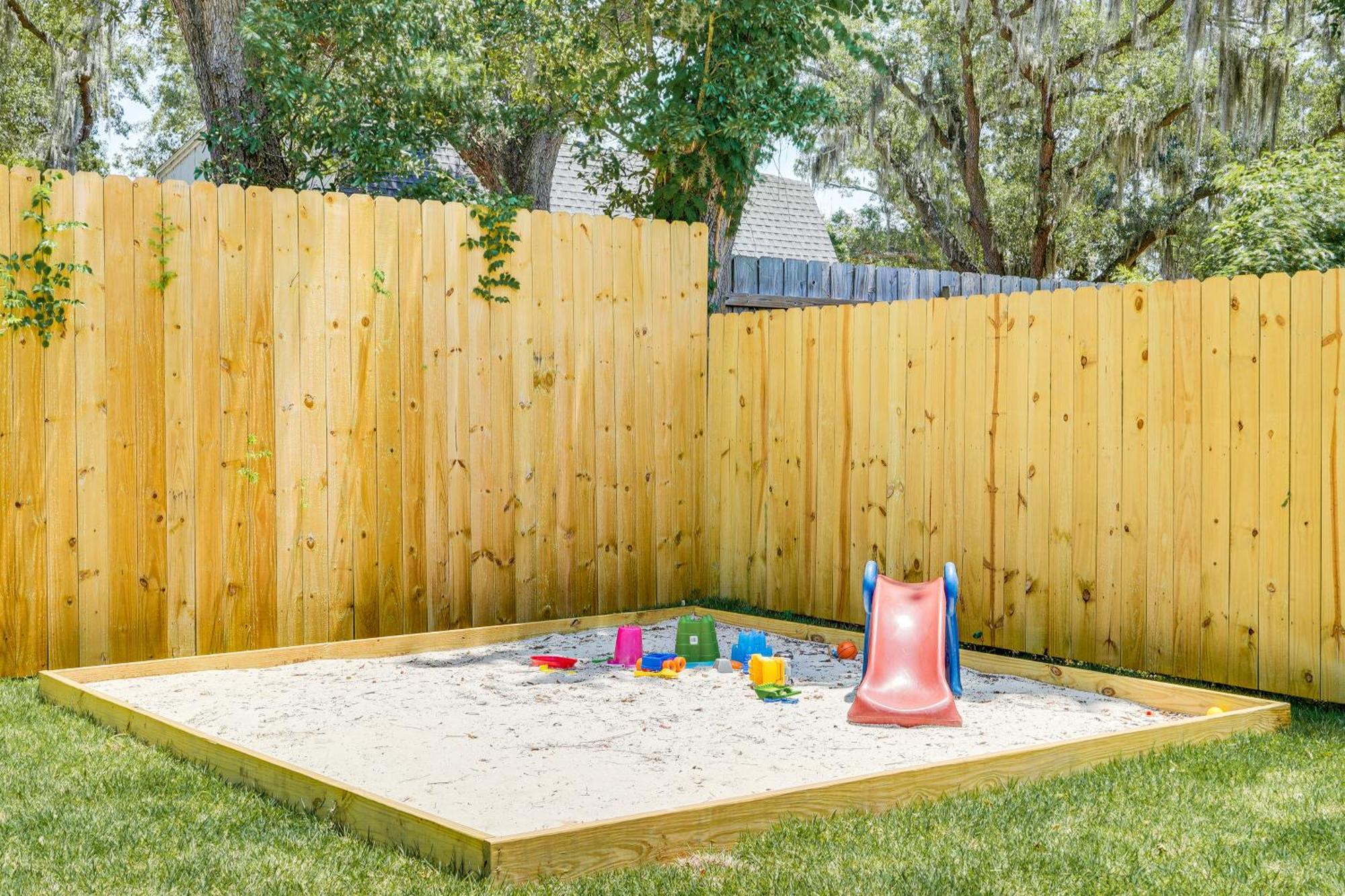 Holiday home Family-friendly Less Than 1 Mi To *