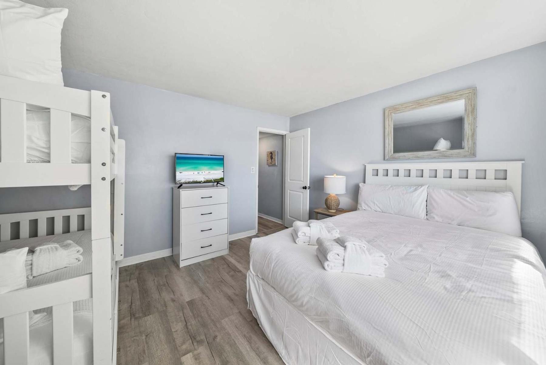 Shore Beats Work Gulf-front Escape With Stunning Views & Balconies Holiday home Panama City
