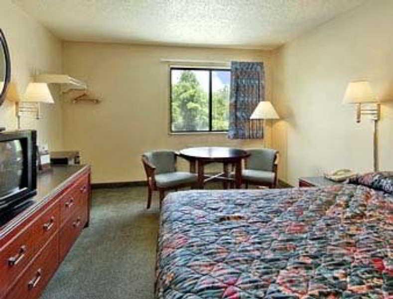 Super 8 By Wyndham Hotel