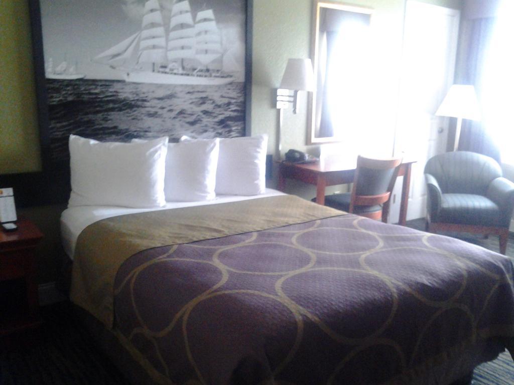 Super 8 By Wyndham Hotel 2*