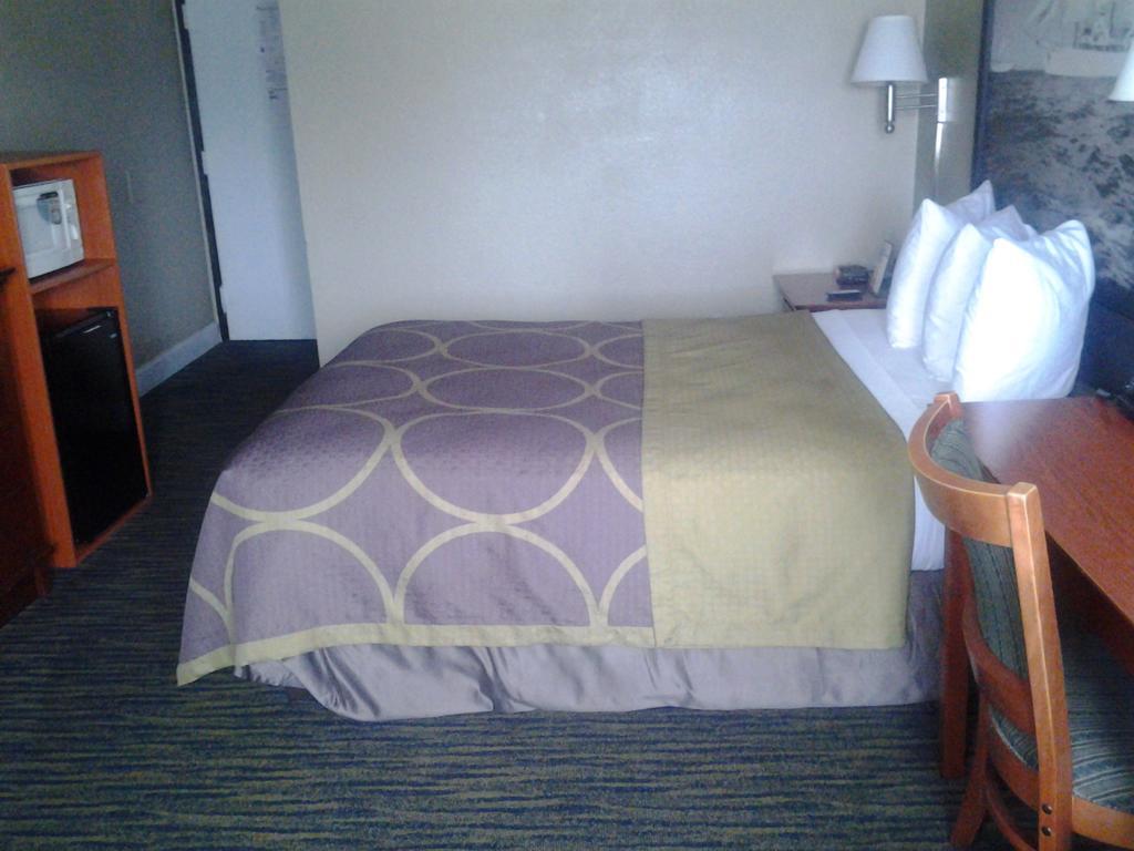 Super 8 By Wyndham Hotel 2*