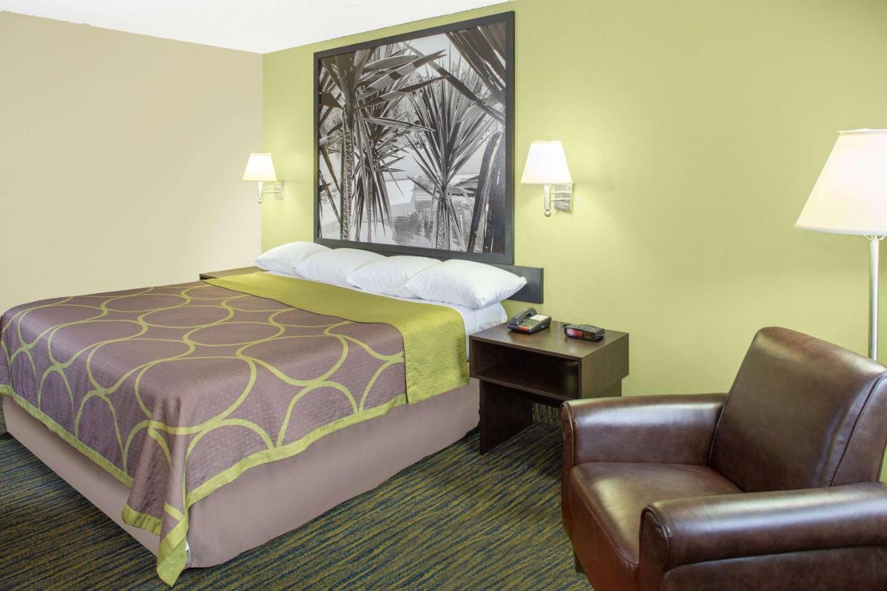 Super 8 By Wyndham Hotel