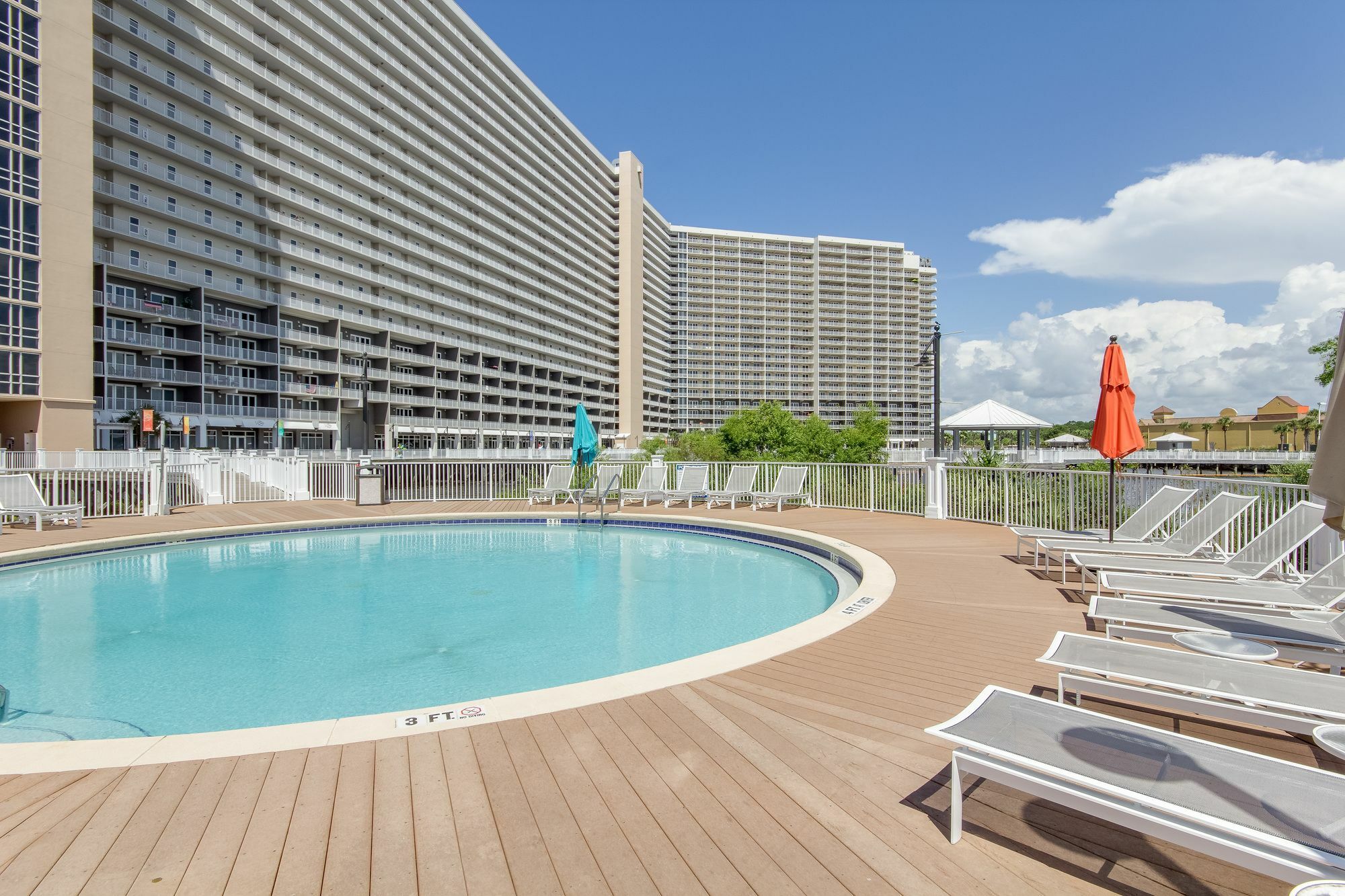 Laketown Wharf By Book That 3*