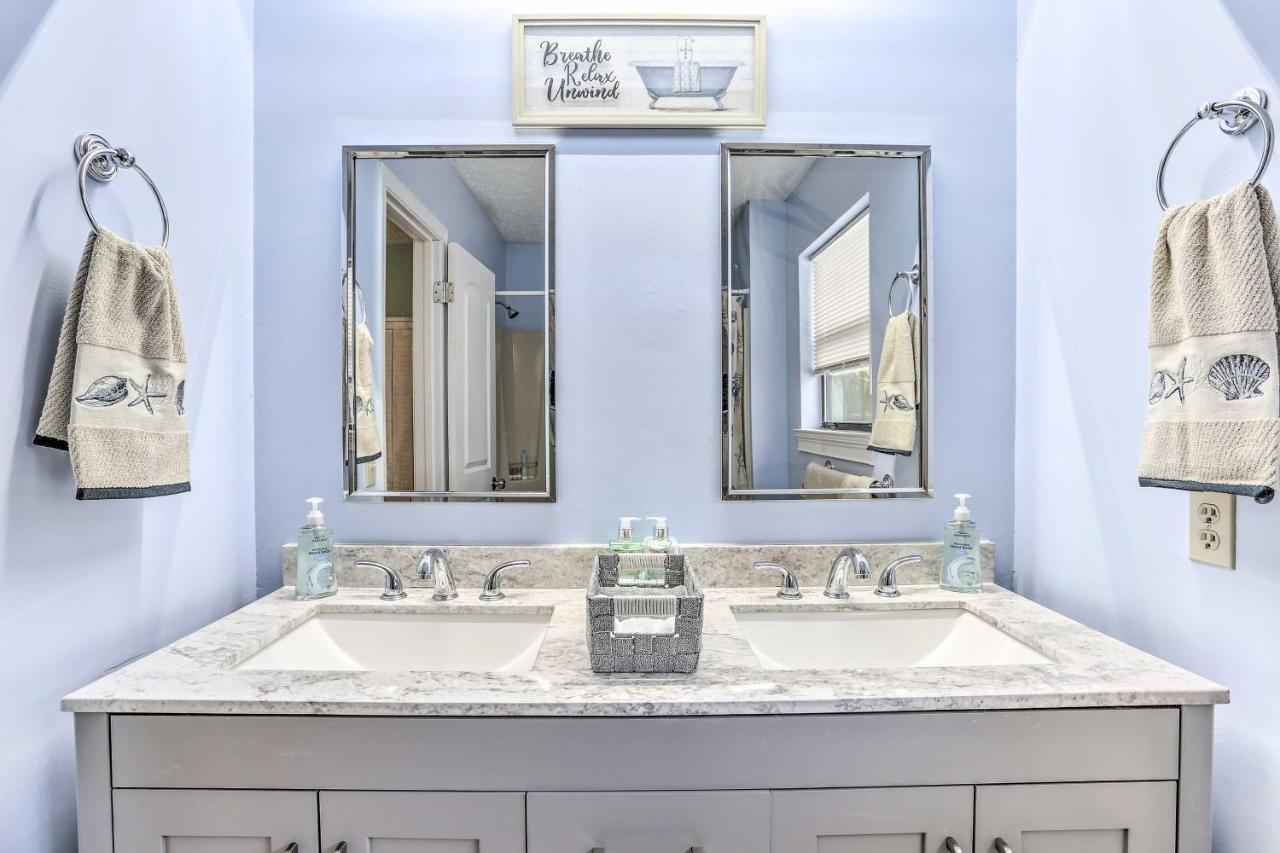 Holiday home Inviting Townhome 6 Mi To Beach!