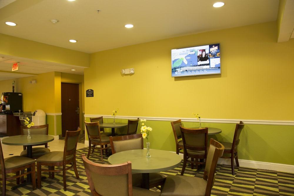 Hotel Microtel & By Wyndham 2*
