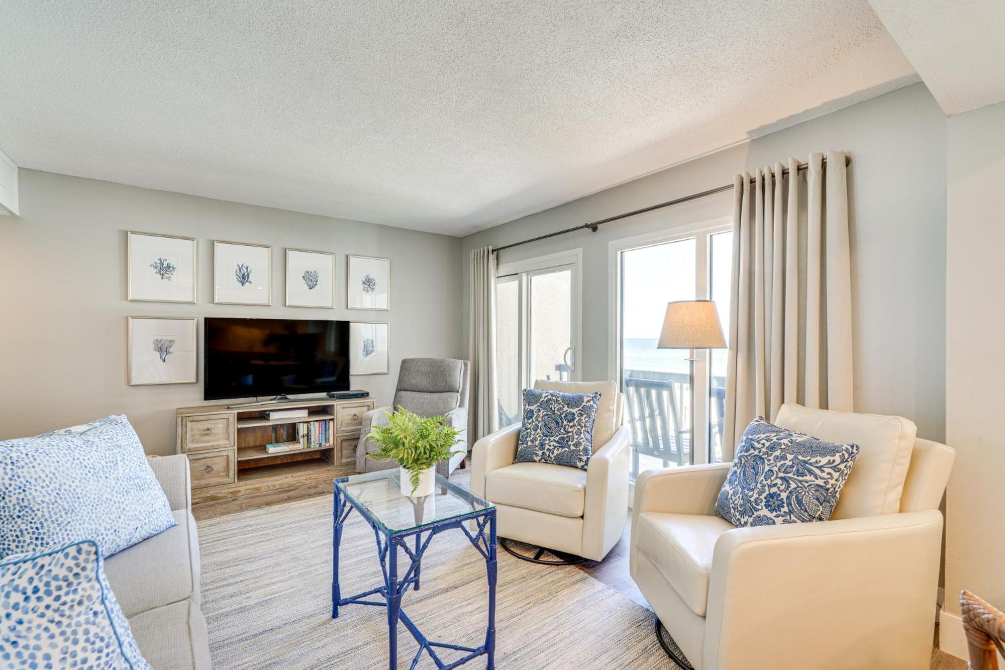 Beachfront With Balcony And Views! * Panama City