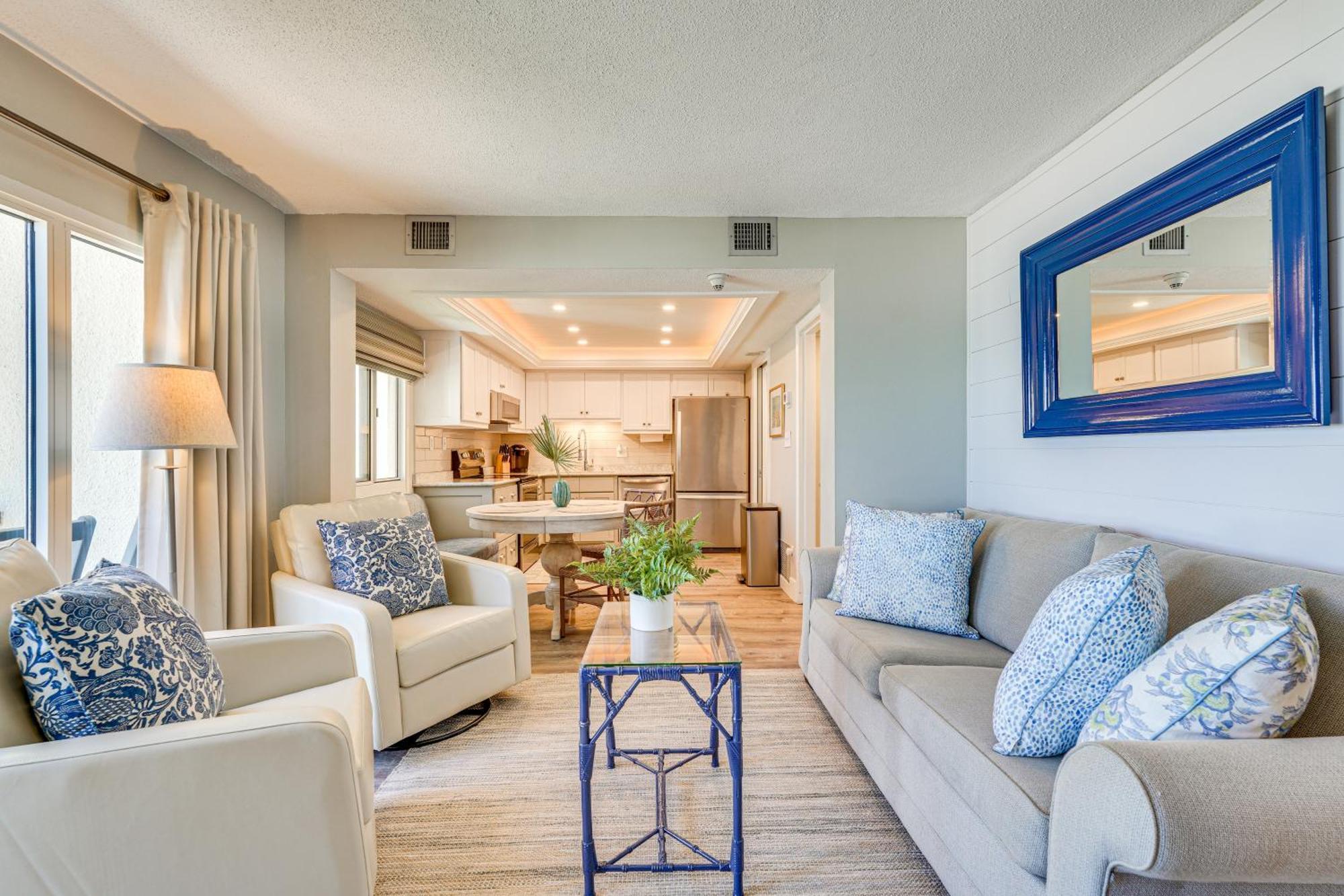 Beachfront With Balcony And Views!