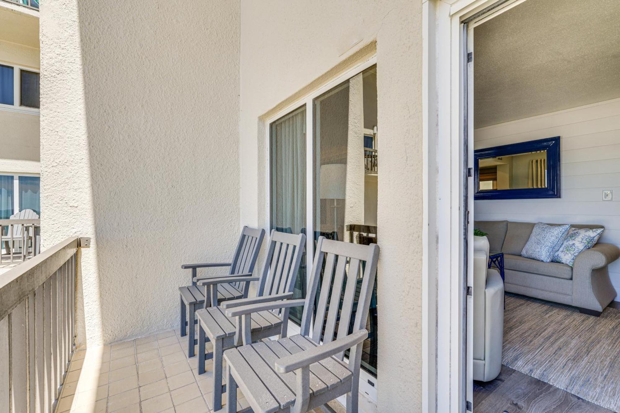 Apartment Beachfront With Balcony And Views! *