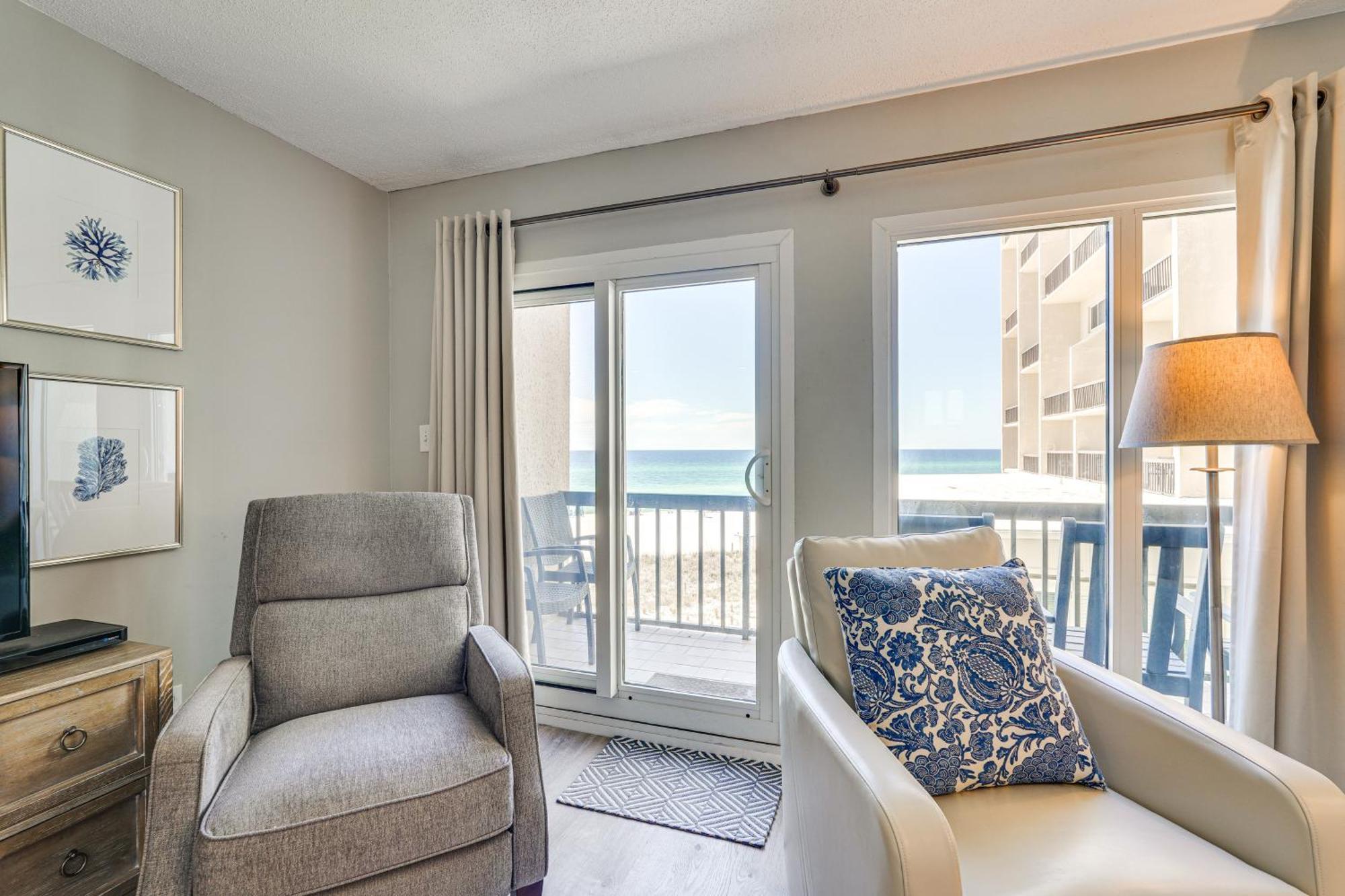 Beachfront With Balcony And Views!