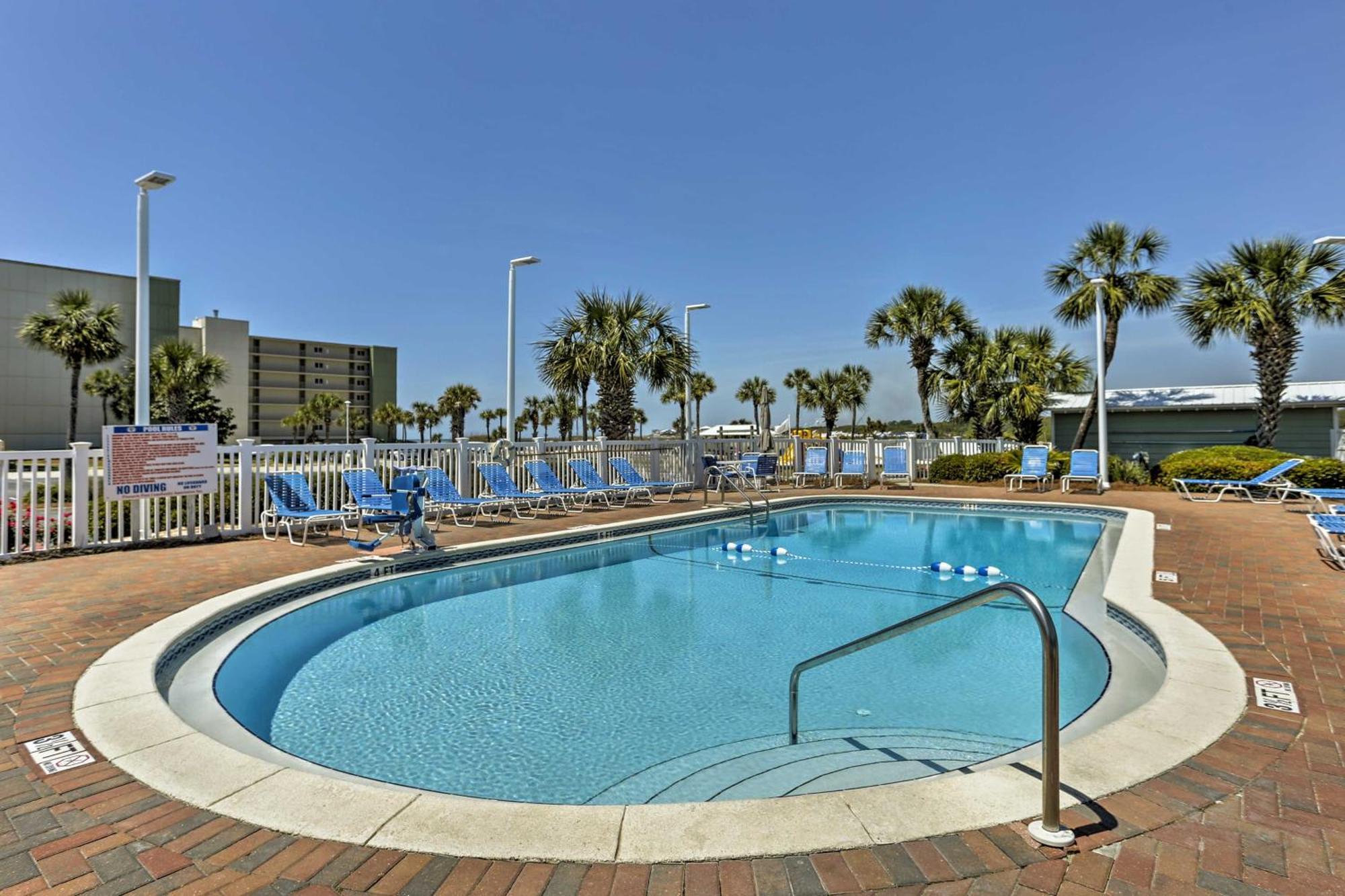 Beachfront With Balcony And Views! Panama City