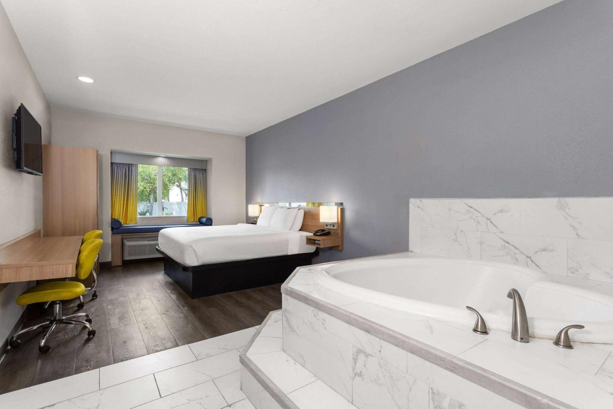 Hotel Microtel & By Wyndham Panama City