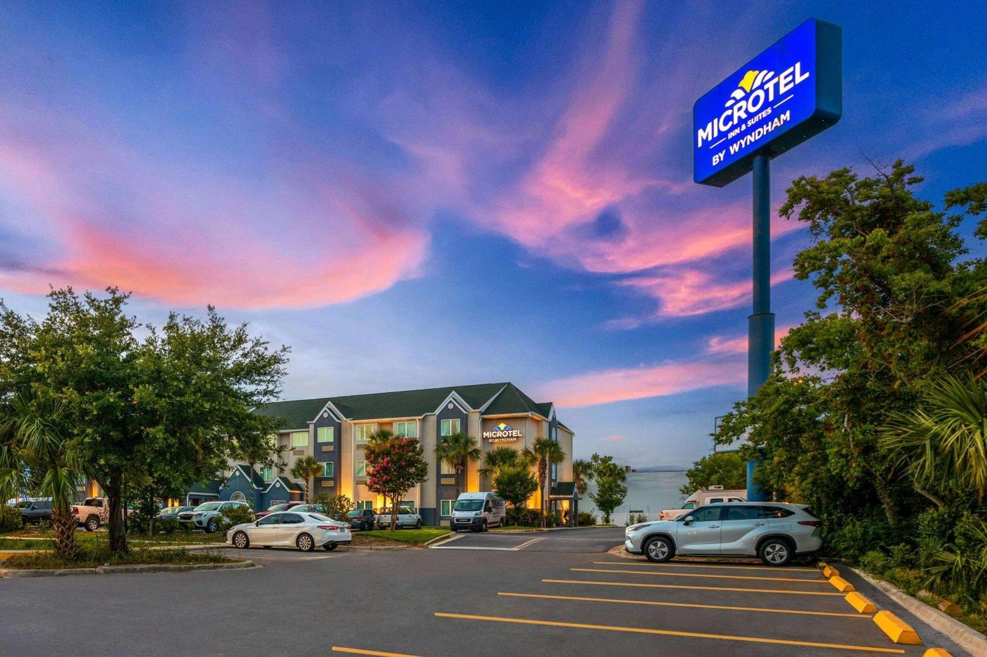 Hotel Microtel & By Wyndham